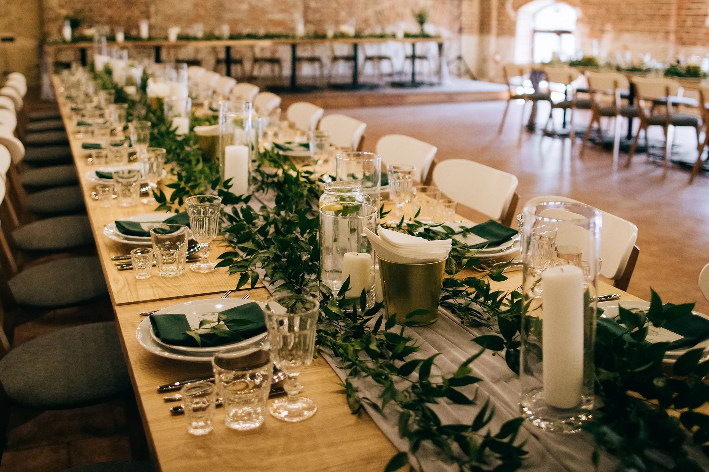 Elegant table setting for a Riviera wedding